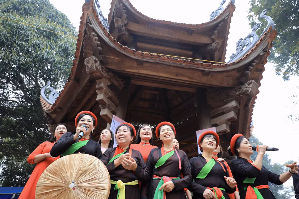 Các liền anh, liền chị trình diễn màn hát giao duyên quan họ trong ngày hội. (Ảnh: Nhật Anh/TTXVN)