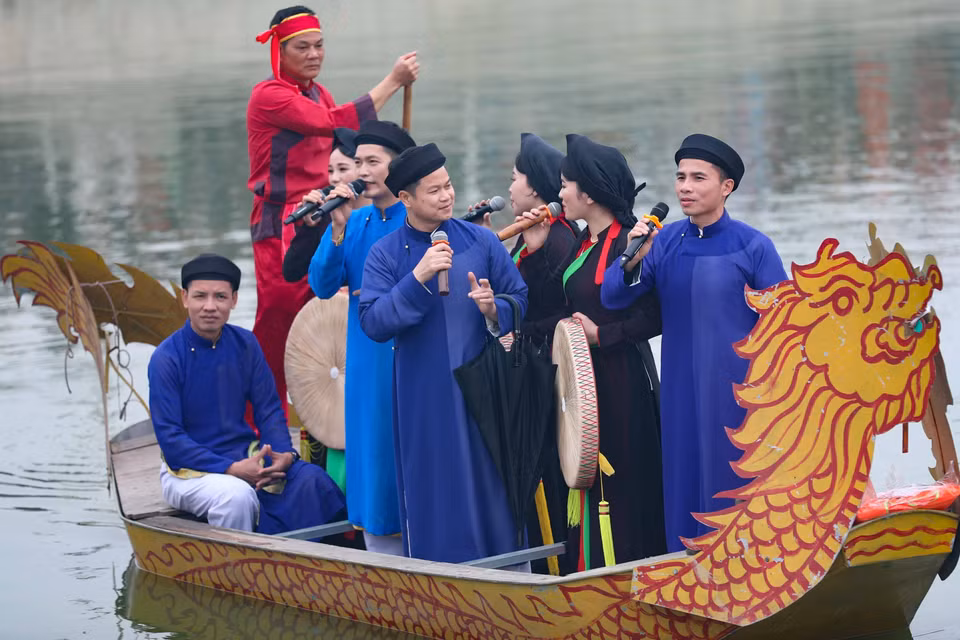 Hát quan họ trên thuyền. (Ảnh: Thanh Tùng/TTXVN)