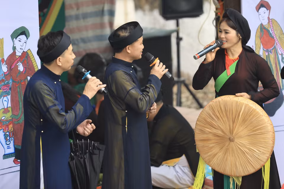 Các liền anh, liền chị trình diễn màn hát giao duyên quan họ trong ngày hội. (Ảnh: Nhật Anh/TTXVN)