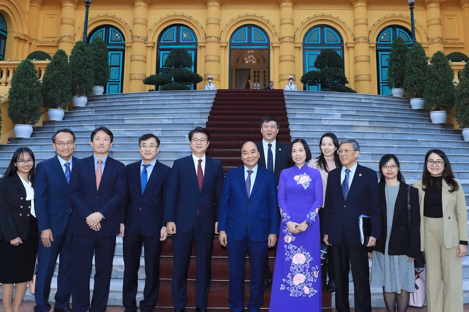 Chủ tịch nước Nguyễn Xuân Phúc chụp ảnh chung với các đại biểu. (Ảnh: Thống Nhất/TTXVN)