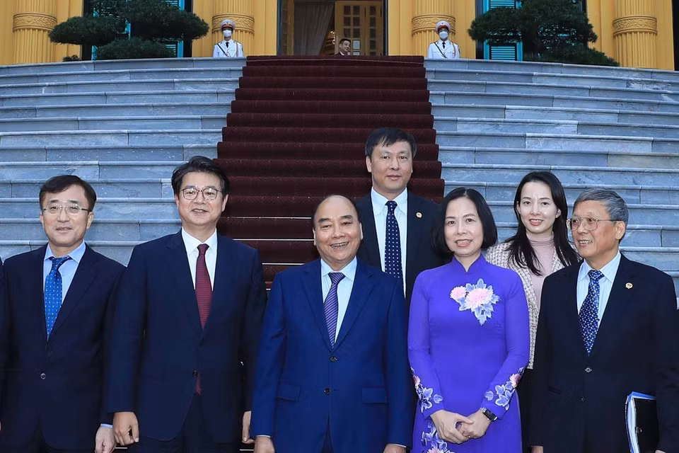 Chủ tịch nước Nguyễn Xuân Phúc chụp ảnh chung với các đại biểu. (Ảnh: Thống Nhất/TTXVN)