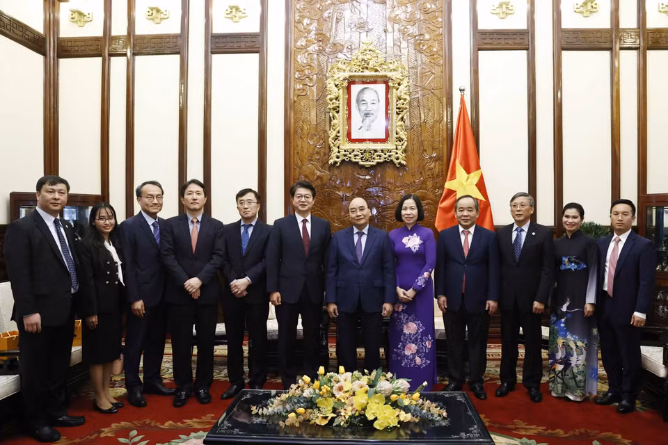 Chủ tịch nước Nguyễn Xuân Phúc chụp ảnh chung với các đại biểu. (Ảnh: Thống Nhất/TTXVN)
