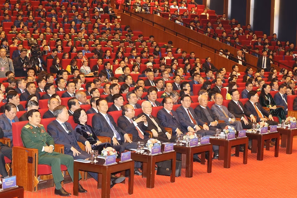 Các vị lãnh đạo, nguyên lãnh đạo Đảng, Nhà nước cùng các đại biểu dự đại hội. (Ảnh: Trí Dũng/TTXVN)