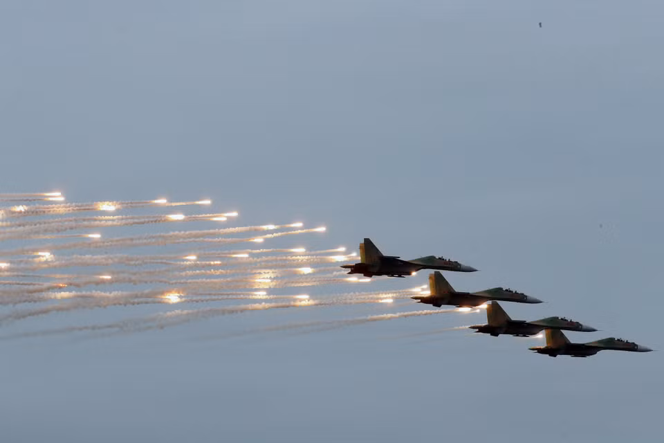 Màn trình diễn của máy bay tiêm kích Su-30MK tại lễ khai mạc Triển lãm Quốc phòng quốc tế Việt Nam 2022 lần thứ nhất ở Hà Nội. (Ảnh: Trọng Đức/TTXVN)