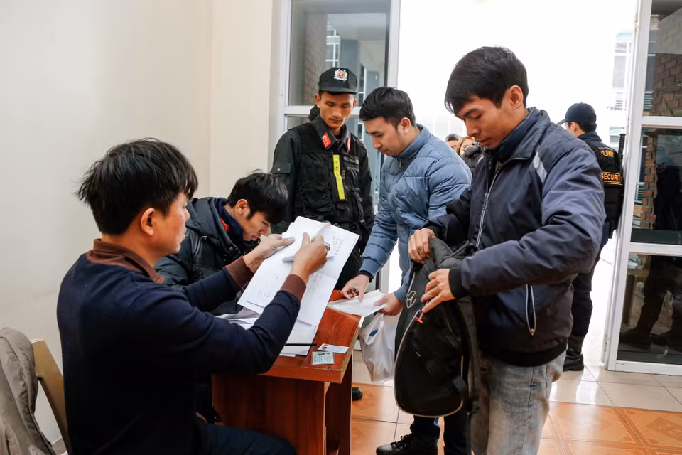 Khi vào bên trong, người nhận vé một lần nữa phải xuất trình đầy đủ các giấy tờ liên quan để chờ đến lượt. (Ảnh: Minh Sơn/Vietnam+) 