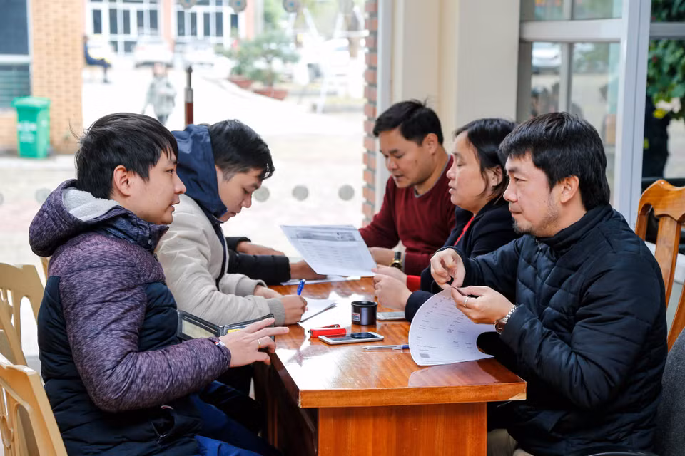 Theo thông báo trên website chính thức, ngoài việc bán trực tuyến, VFF sẽ phân phối 3.200 vé cho cổ động viên Malaysia, chuyển vé tới các nhà tài trợ của giải đấu theo đúng quy định của AFF, các đơn vị phối hợp quản lý và tham gia trực tiếp cùng VFF tổ chức, điều hành trận đấu; các thành viên đội tuyển Việt Nam... (Ảnh: Minh Sơn/Vietnam+) 