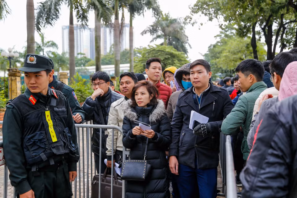 Đoàn người xếp hàng nhận vé đã không còn thấy cảnh lộn xộn, chen lấn xô đẩy như ngày đầu mở bán vé. (Ảnh: Minh Sơn/Vietnam+) 