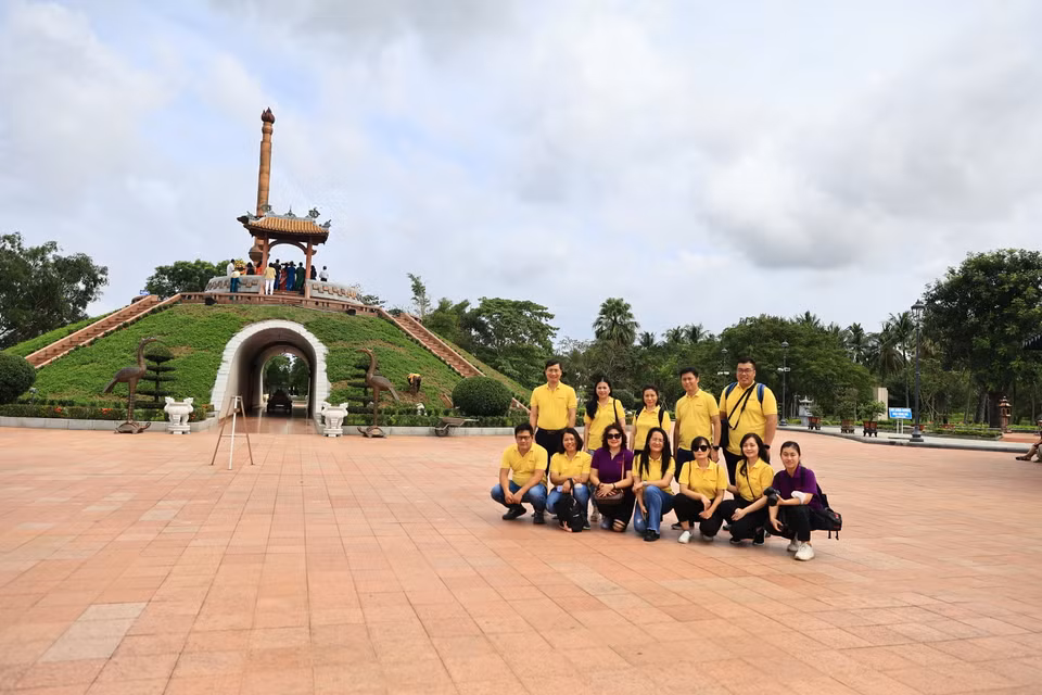 Đoàn Báo Điện tử VietnamPlus chụp ảnh lưu niệm tại Thành cổ Quảng Trị.(Ảnh: Minh Sơn/Vietnam+)