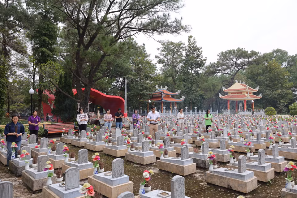 Thắp hương tại Nghĩa trang Liệt sỹ Quốc gia Trường Sơn. (Ảnh: Minh Sơn/Vietnam+)
