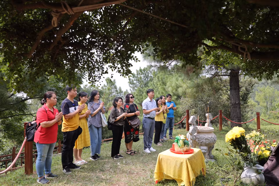 Đoàn cán bộ Báo Điện tử VietnamPlus vào viếng mộ Đại tướng Võ Nguyên Giáp. (Ảnh: Minh Sơn/Vietnam+)