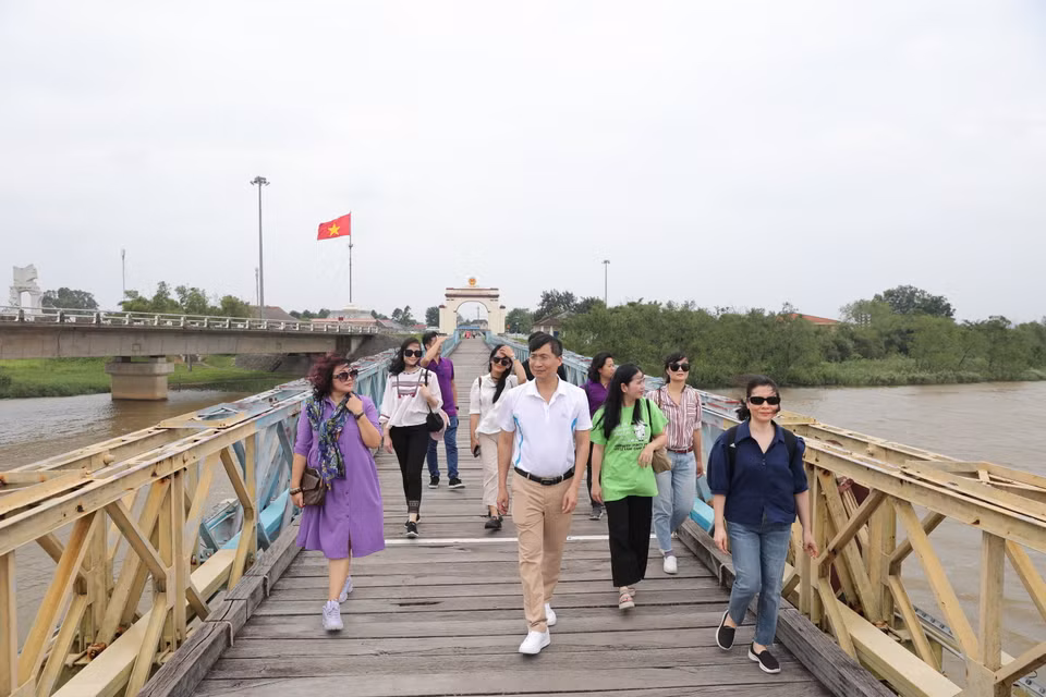 Cầu Hiền Lương lịch sử - nhịp nối giữa Cột cờ phía Bắc và Cụm Tượng đài “Khát vọng thống nhất” ở bờ Nam. (Ảnh: Minh Sơn/Vietnam+)