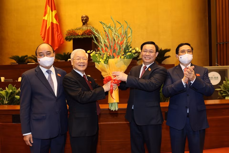 Chủ tịch Quốc hội Vương Đình Huệ thay mặt các đồng chí lãnh đạo Đảng, Nhà nước, đại biểu Quốc hội khóa XV chúc mừng Tổng Bí thư Nguyễn Phú Trọng. (Ảnh: Trí Dũng/TTXVN)