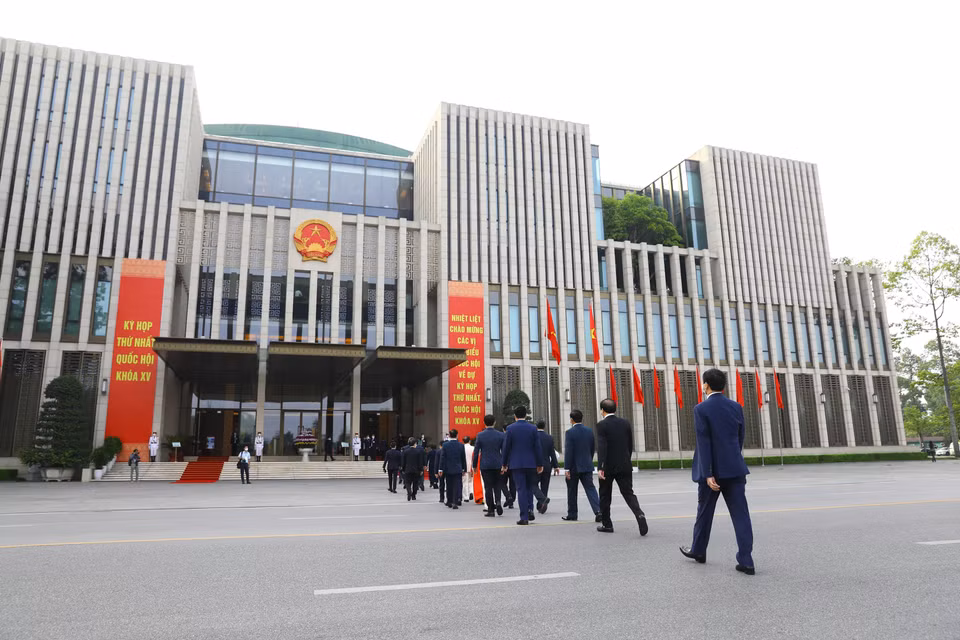 Các Đại biểu Quốc hội đến dự Kỳ họp thứ nhất, Quốc hội khóa XIV. (Ảnh: Nguyễn Điệp/TTXVN)