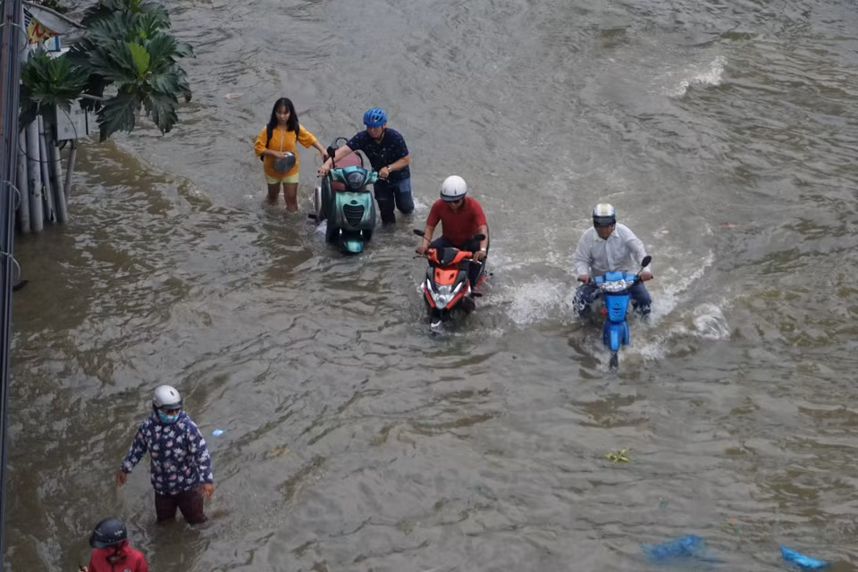 Đường Trần Xuân Soạn, Quận 7 ngập sâu, gây ảnh hưởng đến việc đi lại của người dân. (Ảnh: Trần Xuân Tình/TTXVN)