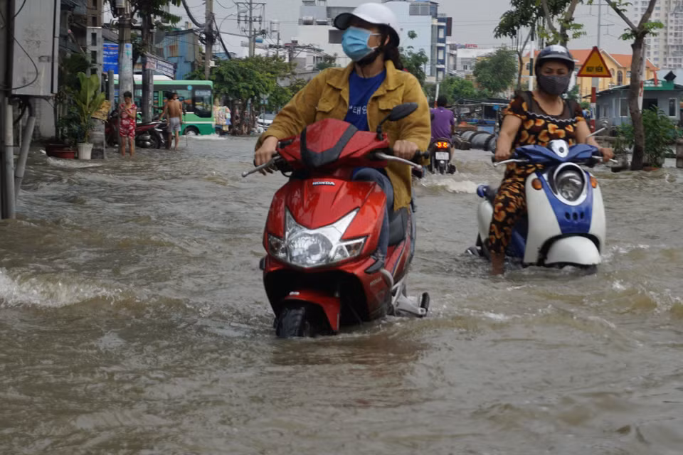 Người dân di chuyển khó khăn trong mùa triều cường. (Ảnh: Trần Xuân Tình/TTXVN)
