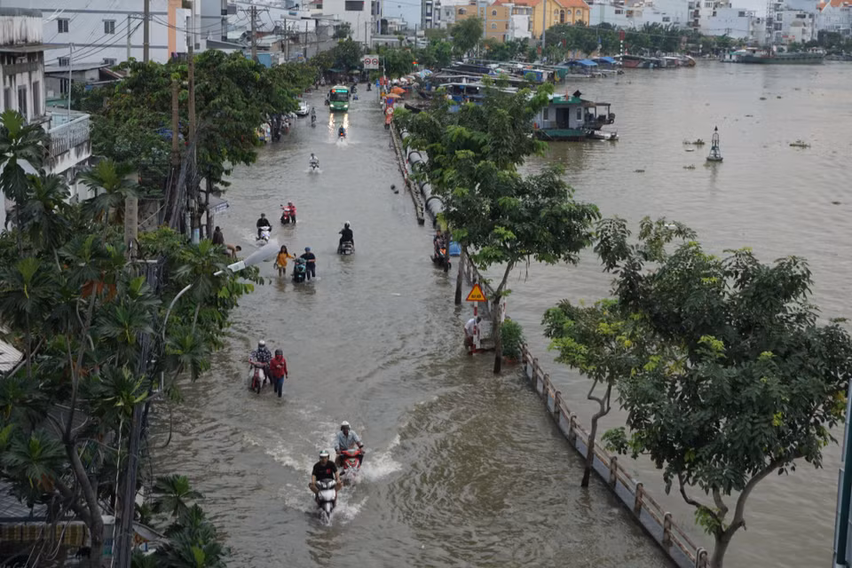 Ngập sâu trên đường Trần Xuân Soạn, Quận 7, gây khó khăn trong việc đi lại và sinh hoạt của người dân. (Ảnh: Trần Xuân Tình/TTXVN)
