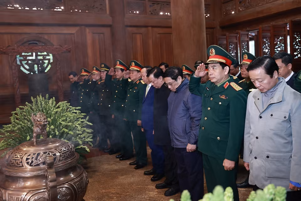 Thủ tướng Phạm Minh Chính và các đại biểu tưởng niệm Chủ tịch Hồ Chí Minh tại Khu Di tích K9. (Ảnh: Dương Giang/TTXVN)