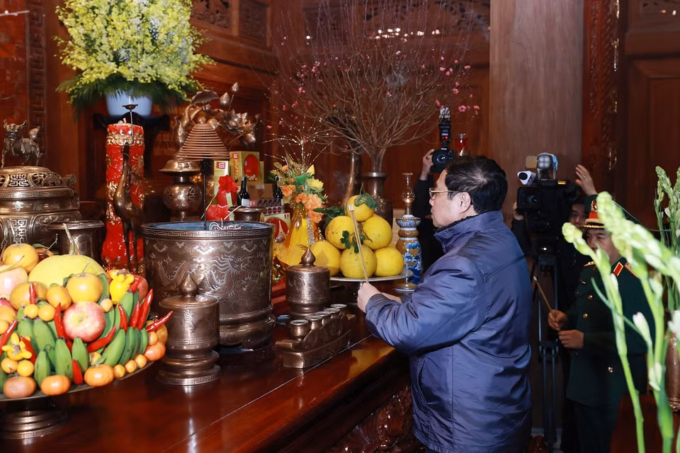 Thủ tướng Phạm Minh Chính dâng hương tưởng nhớ Chủ tịch Hồ Chí Minh tại Khu Di tích K9. (Ảnh: Dương Giang/TTXVN) 