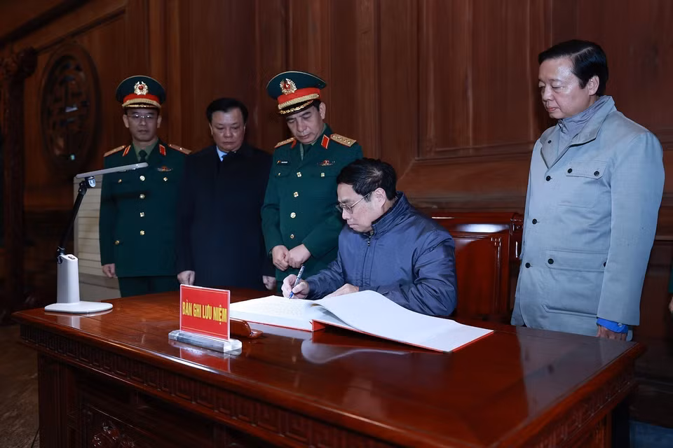 Thủ tướng Phạm Minh Chính ghi sổ lưu niệm tại Khu di tích K9. (Ảnh: Dương Giang/TTXVN)