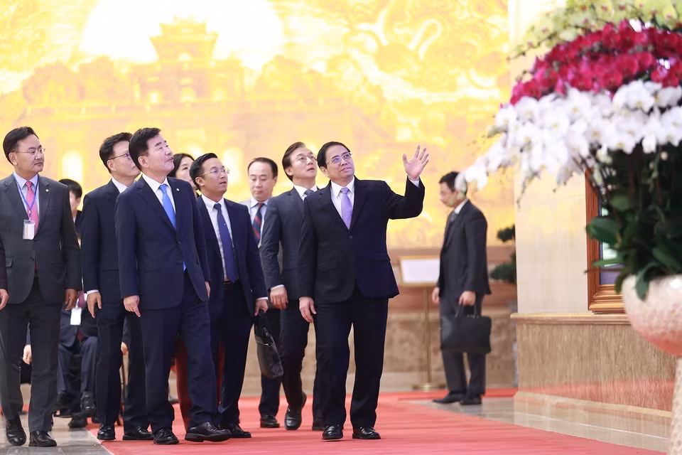 Thủ tướng Phạm Minh Chính giới thiệu với Chủ tịch Quốc hội Hàn Quốc Kim Jin-pyo về những di sản văn hóa của Việt Nam. (Ảnh: Dương Giang/TTXVN)