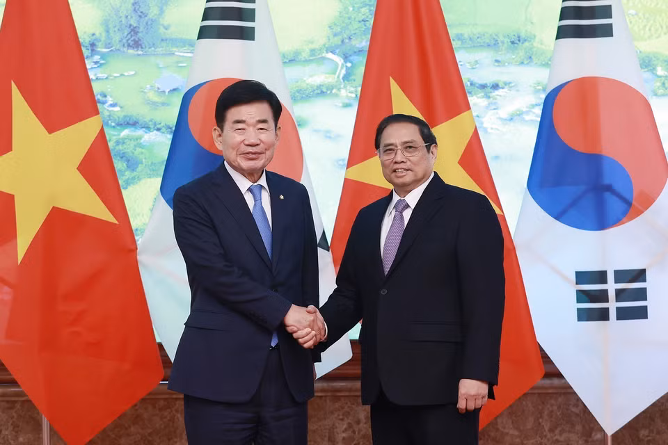 Thủ tướng Phạm Minh Chính và Chủ tịch Quốc hội Hàn Quốc Kim Jin-pyo chụp ảnh chung. (Ảnh: Dương Giang/TTXVN) 