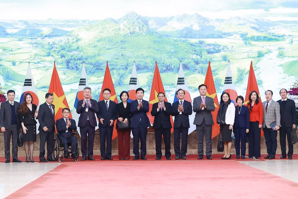 Thủ tướng Phạm Minh Chính và Chủ tịch Quốc hội Hàn Quốc Kim Jin-pyo cùng thành viên đoàn hai nước. Ảnh: (Dương Giang/TTXVN)