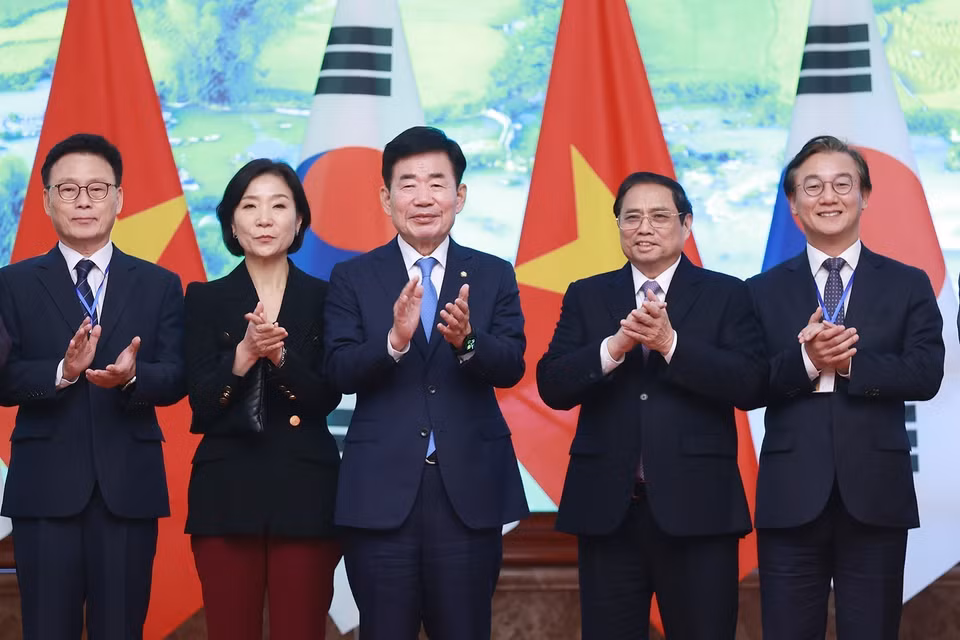 Thủ tướng Phạm Minh Chính và Chủ tịch Quốc hội Hàn Quốc Kim Jin-pyo cùng thành viên đoàn. (Ảnh: Dương Giang/TTXVN)