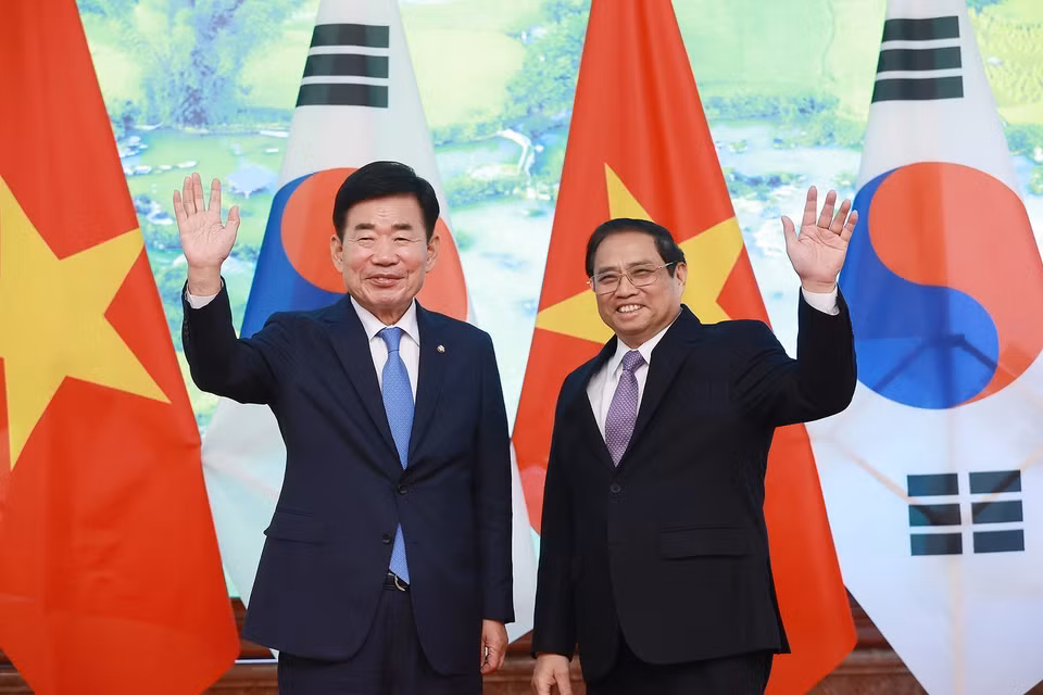Thủ tướng Phạm Minh Chính tiếp Chủ tịch Quốc hội Hàn Quốc Kim Jin-pyo. (Ảnh: Dương Giang/TTXVN)