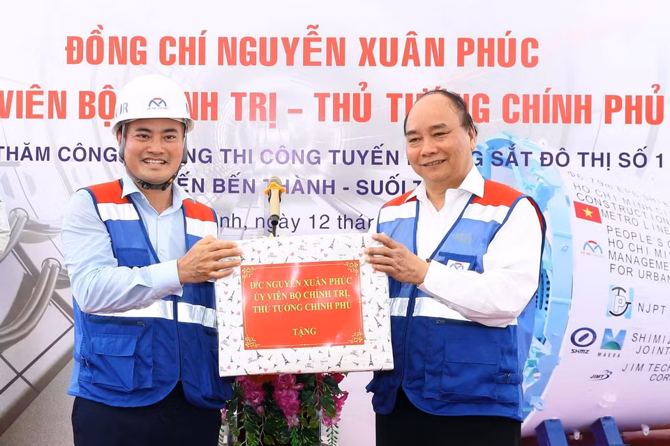 Thủ tướng Nguyễn Xuân Phúc tặng quà cho các đơn vị thi công tuyến Metro số 1 Bến Thành-Suối Tiên. (Ảnh: Thống Nhất/TTXVN)