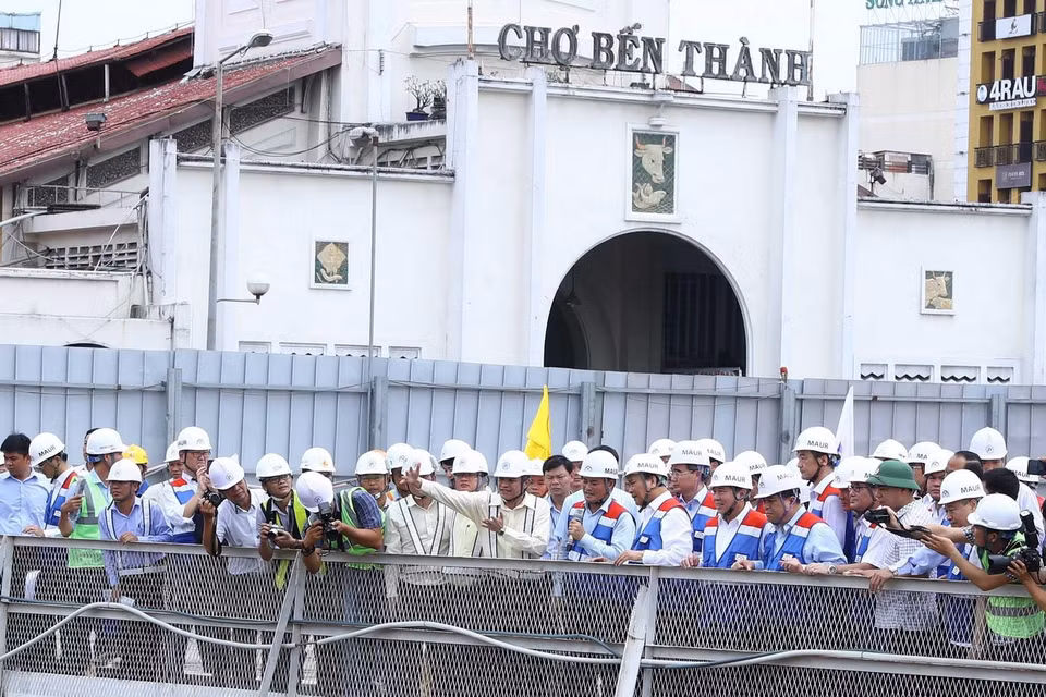 Thủ tướng Nguyễn Xuân Phúc đã trực tiếp thị sát tại điểm công trường nhà ga Bến Thành và nhà ga Nhà hát thành phố của dự án. (Ảnh: Thống Nhất/TTXVN)