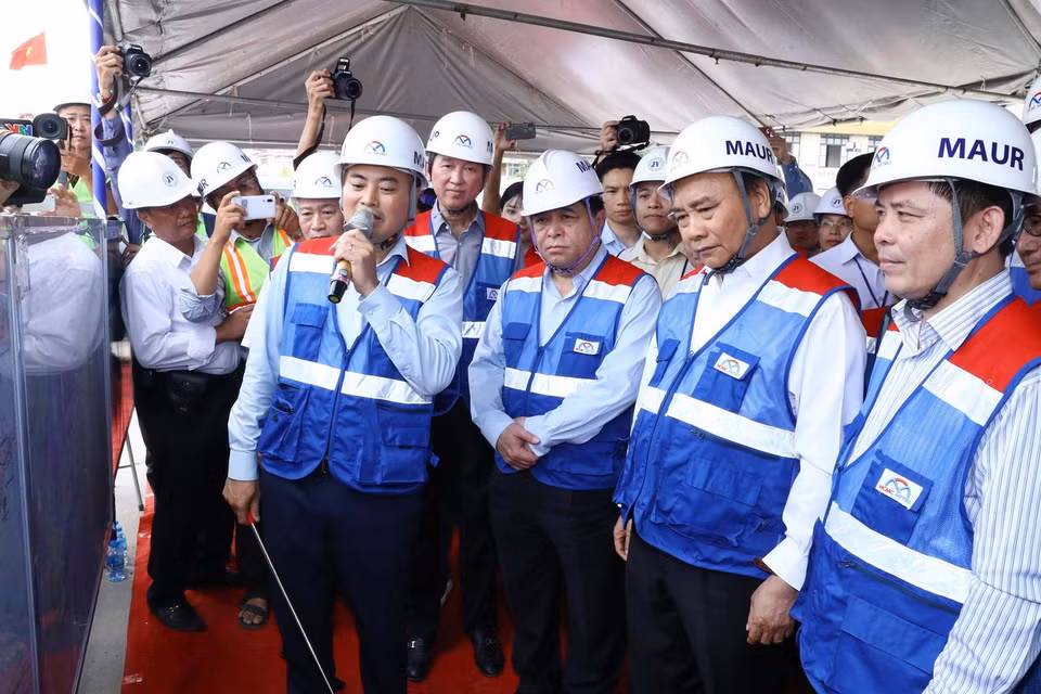 Thủ tướng Nguyễn Xuân Phúc thăm công trường thi công ga Bến Thành. (Ảnh: Thống Nhất/TTXVN)