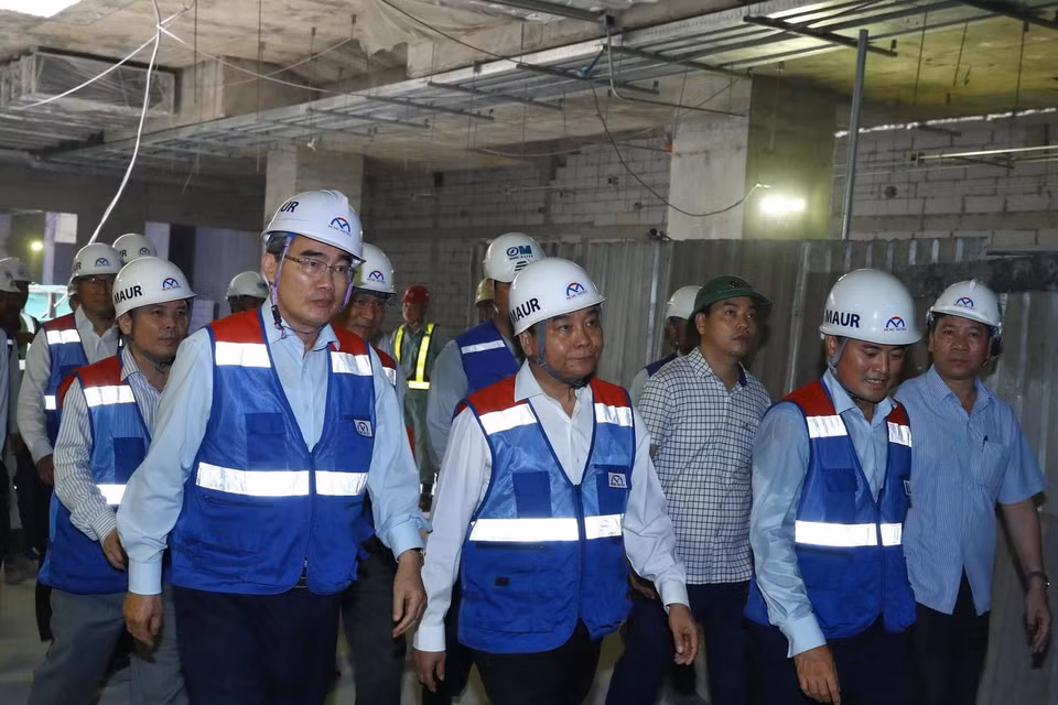 Thủ tướng Nguyễn Xuân Phúc thăm công trường thi công ga Nhà hát Thành phố . (Ảnh: Thống Nhất/TTXVN)