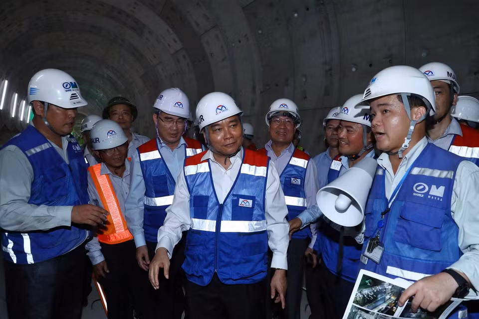 Thủ tướng xuống hầm tham quan, nghe báo cáo tiến độ thi công và trò chuyện với đội ngũ công nhân, kỹ sư, người lao động tại công trường. 