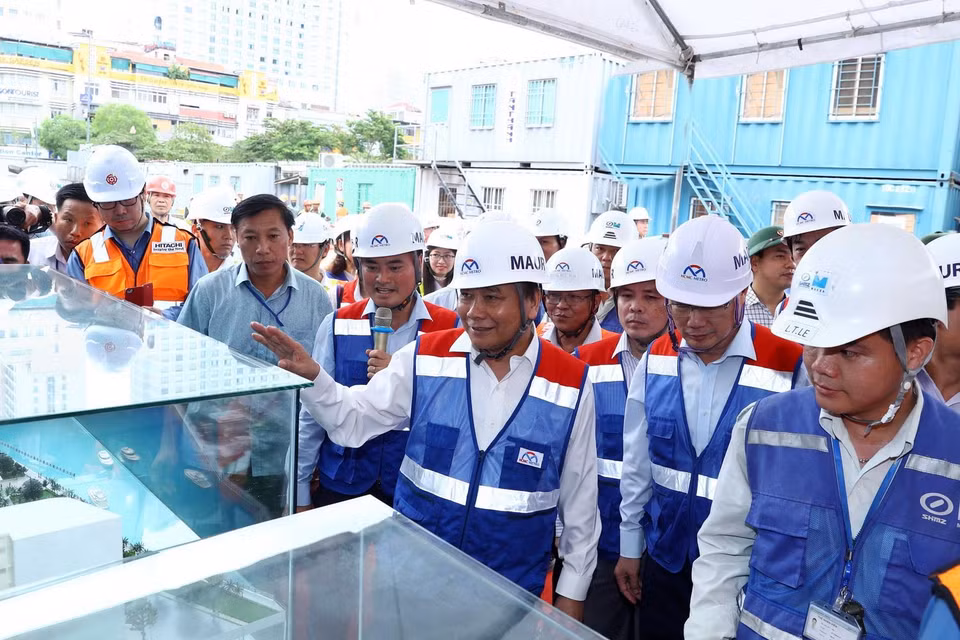 Thủ tướng Nguyễn Xuân Phúc thăm công trường thi công ga Nhà hát thành phố. (Ảnh: Thống Nhất/TTXVN)