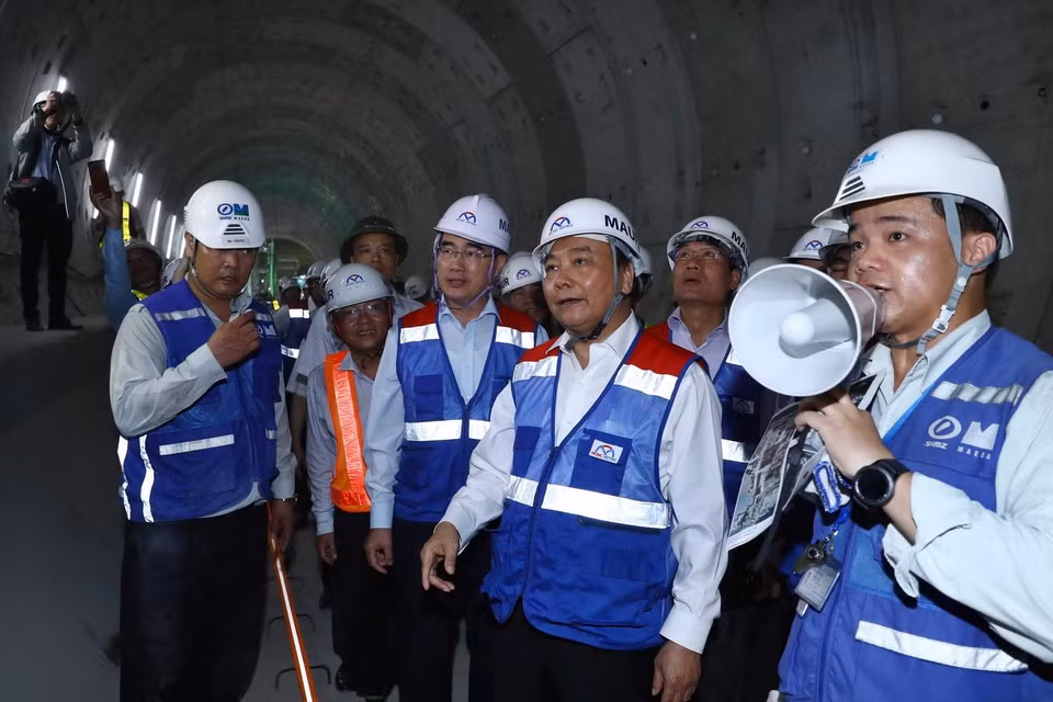 Thủ tướng Nguyễn Xuân Phúc thăm công trường thi công ga Nhà hát thành phố. (Ảnh: Thống Nhất/TTXVN)