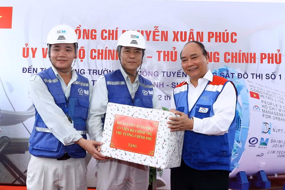 Thủ tướng Nguyễn Xuân Phúc tặng quà cho các đơn vị thi công tuyến Metro số 1 Bến Thành-Suối Tiên. (Ảnh: Thống Nhất/TTXVN)