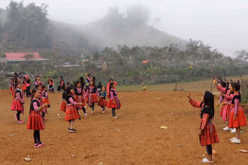 Trẻ em dân tộc Mông ở thị trấn Nông trường Mộc Châu, huyện Mộc Châu, tỉnh Sơn La, vui chơi trong ngày Tết. (Ảnh: Nguyễn Cường/TTXVN)
