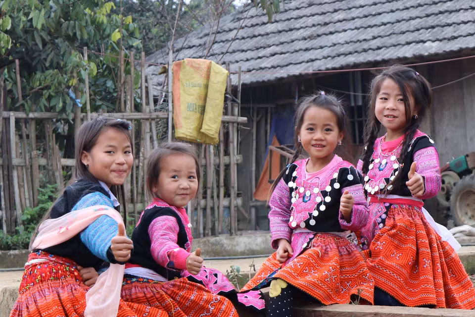 Trẻ em dân tộc Mông ở thị trấn Nông trường Mộc Châu, huyện Mộc Châu, tỉnh Sơn La, vui chơi trong ngày Tết. (Ảnh: Nguyễn Cường/TTXVN)