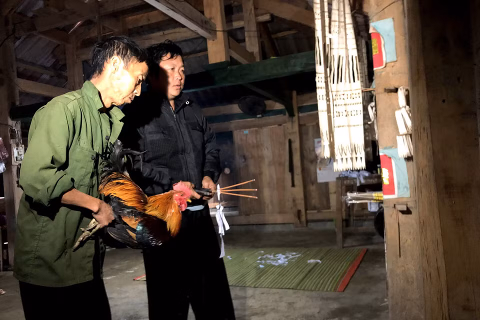 Người Mông ở xã Hồng Ngài, huyện Bắc Yên thực hiện nghi thức cúng tổ tiên. (Ảnh: Hữu Quyết/TTXVN)