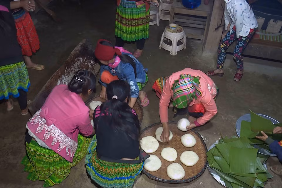Bánh dày là thứ không thể thiếu trong mâm cỗ ngày tết của người Mông. (Ảnh: Hữu Quyết/TTXVN)