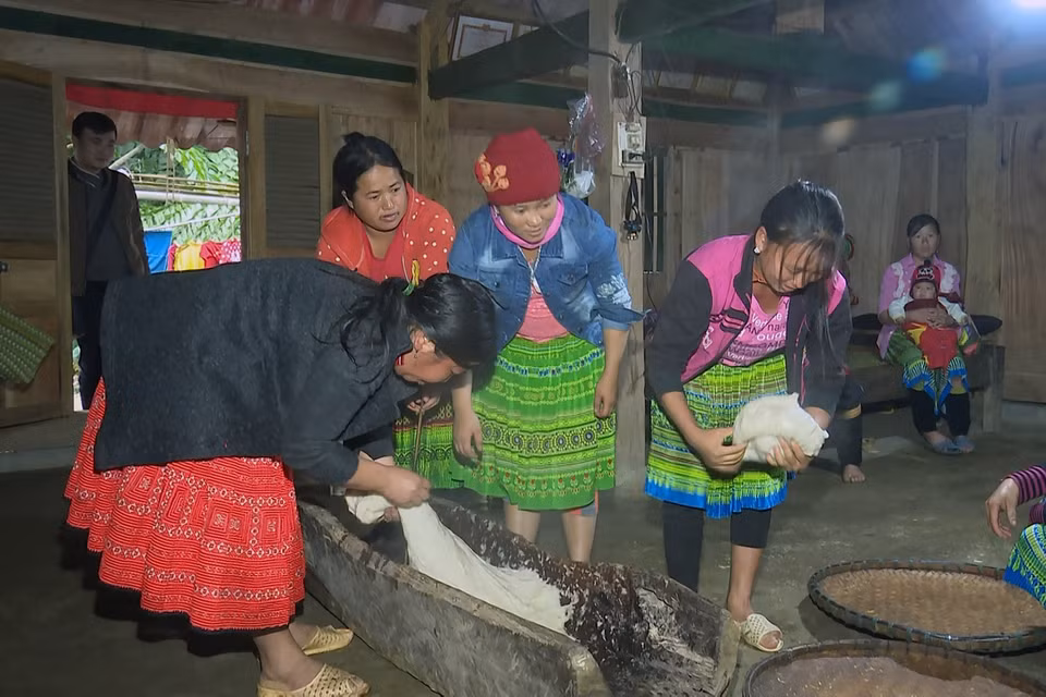 Bánh dày là thứ không thể thiếu trong mâm cỗ ngày tết của người Mông. (Ảnh: Hữu Quyết/TTXVN)