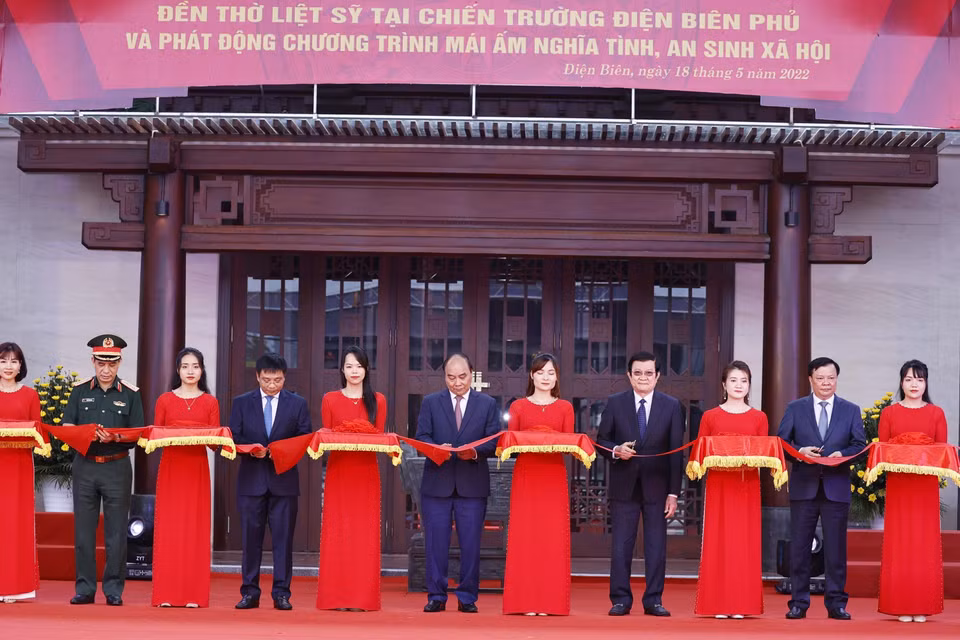 Chủ tịch nước Nguyễn Xuân Phúc và các đại biểu thực hiện nghi thức cắt băng khánh thành Đền thờ liệt sỹ tại chiến trường Điện Biên Phủ. (Ảnh: Thống Nhất/TTXVN)