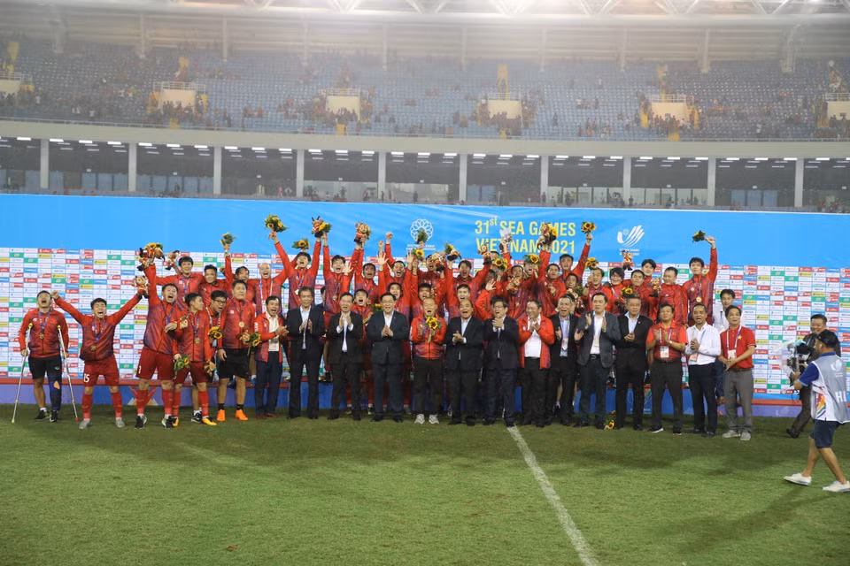 Chủ tịch nước Nguyễn Xuân Phúc, Thủ tướng Phạm Minh Chính, Chủ tịch Quốc hội Vương Đình Huệ, Thường trực Ban Bí thư Võ Văn Thưởng và các đại biểu chụp ảnh chung với Đội tuyển bóng đá U23 Việt Nam vừa giành huy chương Vàng môn bóng đá nam SEA Games 31. (Ảnh: Hoàng Linh/TTXVN)