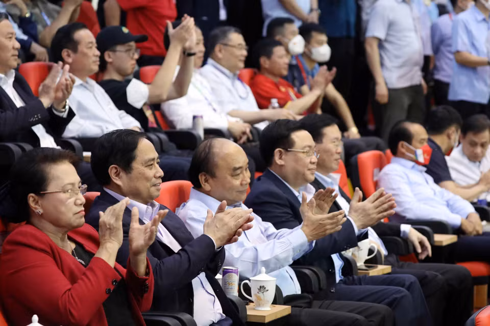 Chủ tịch nước Nguyễn Xuân Phúc, Thủ tướng Phạm Minh Chính, Chủ tịch Quốc hội Vương Đình Huệ, Thường trực Ban Bí thư Võ Văn Thưởng, nguyên Chủ tịch Quốc hội Nguyễn Thị Kim Ngân dự khán trận chung kết U23 Việt Nam-U23 Thái Lan. (Ảnh: Thống Nhất/TTXVN)