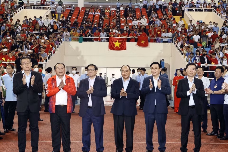 Chủ tịch nước Nguyễn Xuân Phúc, Thủ tướng Phạm Minh Chính, Chủ tịch Quốc hội Vương Đình Huệ, Thường trực Ban Bí thư Võ Văn Thưởng trực tiếp xuống sân vận động quốc gia Mỹ Đình trao huy chương Vàng, Bạc, Đồng cho các đội đạt thành tích môn Bóng đá nam ở SEA Games 31. (Ảnh: Thống Nhất/TTXVN)
