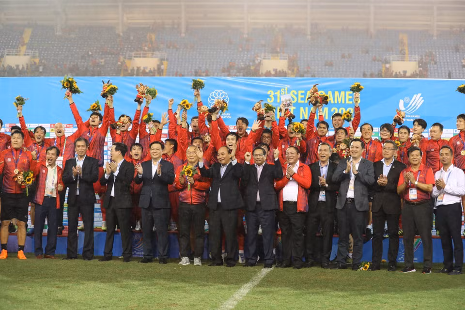 Chủ tịch nước Nguyễn Xuân Phúc, Thủ tướng Phạm Minh Chính, Chủ tịch Quốc hội Vương Đình Huệ, Thường trực Ban Bí thư Võ Văn Thưởng và các đại biểu chụp ảnh chung với Đội tuyển bóng đá U23 Việt Nam vừa giành huy chương Vàng môn bóng đá nam SEA Games 31. (Ảnh: Hoàng Linh/TTXVN)
