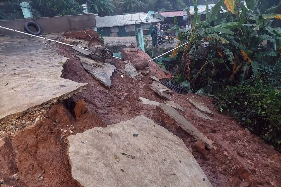 Bão số 4 cũng gây ra một số thiệt hại ban đầu tại huyện vùng III Tu Mơ Rông, tỉnh Kon Tum khiến nhiều tuyến đường bị sạt lở, chia cắt, nhiều cây xanh bị ngã đỗ ảnh hưởng việc lưu thông của nhân dân. (Ảnh TTXVN phát)