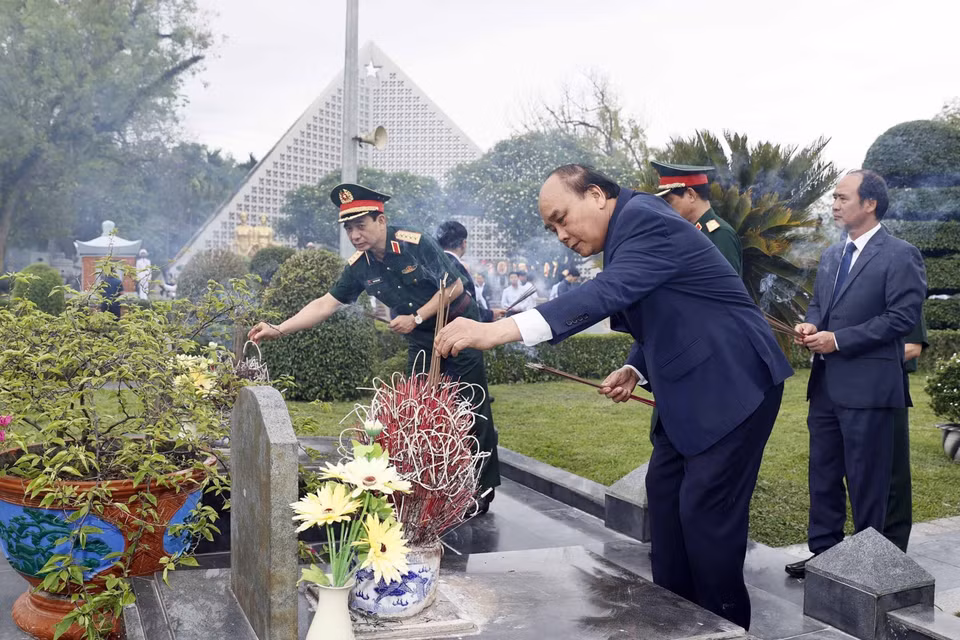 Chủ tịch nước Nguyễn Xuân Phúc dâng hương, hoa tưởng nhớ các Anh hùng liệt sỹ tại Nghĩa trang liệt sỹ Quốc gia A1. (Ảnh: Thống Nhất/TTXVN)