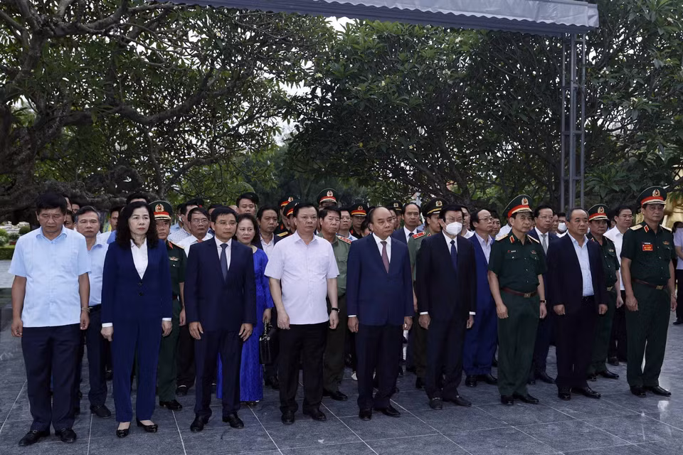 Chủ tịch nước Nguyễn Xuân Phúc dâng hương, hoa tưởng nhớ các Anh hùng liệt sỹ tại Nghĩa trang liệt sỹ Quốc gia A1. (Ảnh: Thống Nhất/TTXVN)