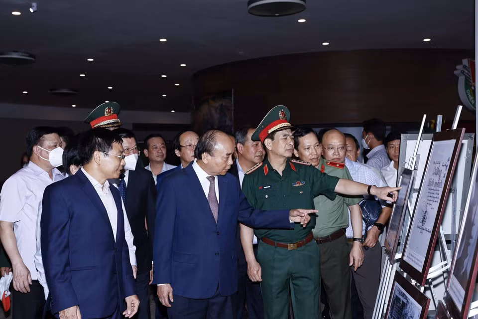 Chủ tịch nước Nguyễn Xuân Phúc thăm Bảo tàng Chiến thắng lịch sử Điện Biên Phủ. (Ảnh: Thống Nhất/TTXVN)